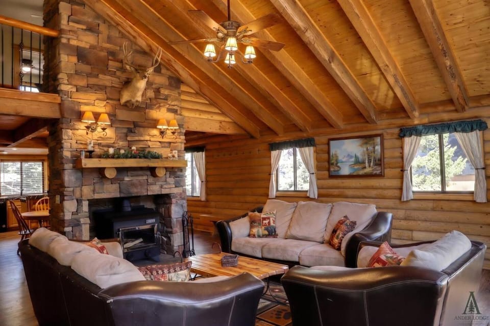 Rustic Mountain Log Cabin with Fire Pit Cabin in Utah