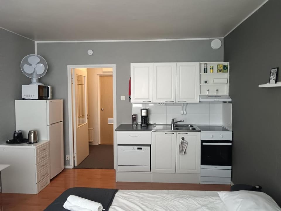 Studio with adjustable beds at downtown near trainstation, beach and Kuusisaari Apartment in Finland