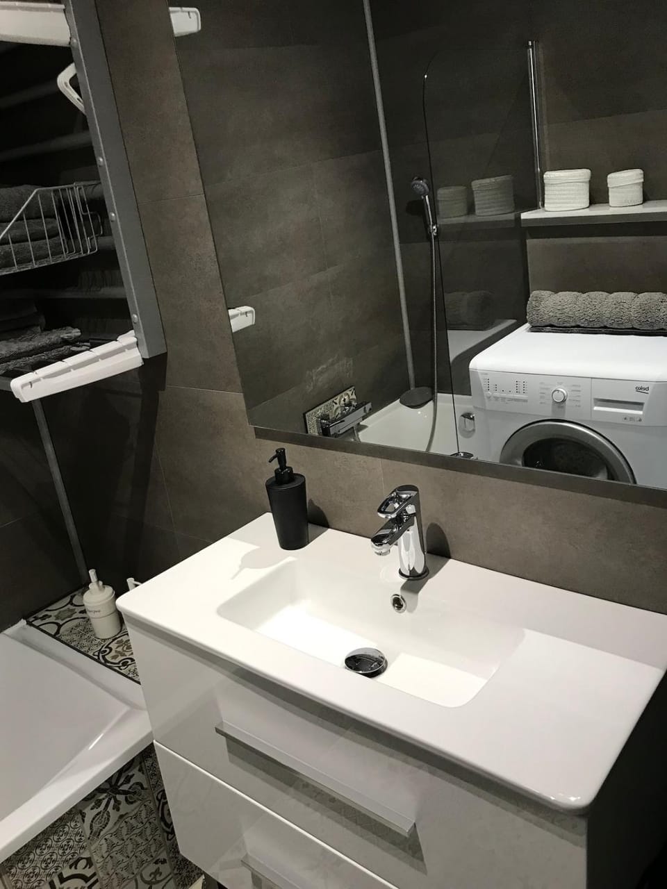 Grand studio Bord de Mer Beachfront Apartment in Cagnes-sur-Mer
