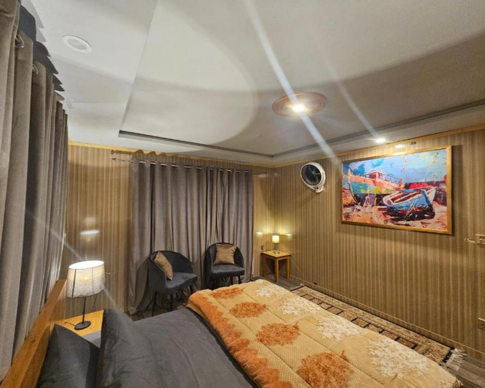 Bed, Photo of the whole room, Seating area, Bedroom