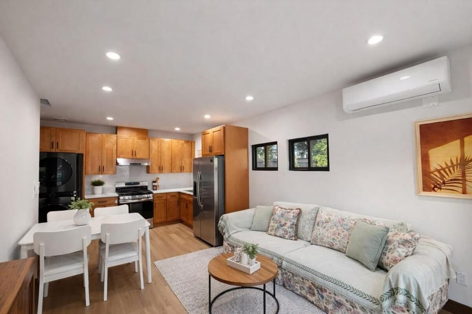 Private 1B1B Home in Pasadena & Parking House in Altadena