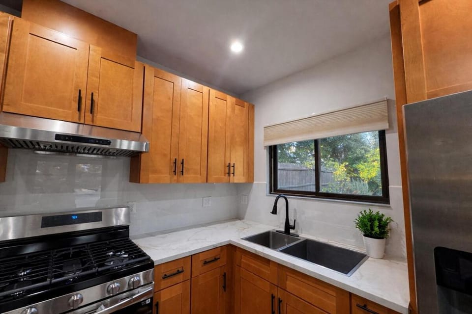 Private 1B1B Home in Pasadena & Parking House in Altadena