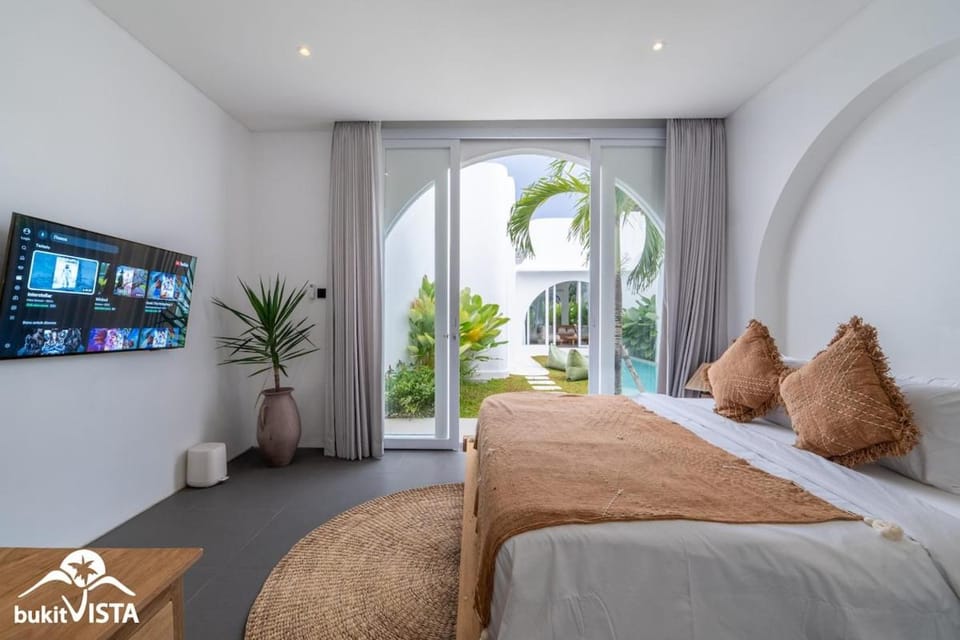 Bed, TV and multimedia, Bedroom
