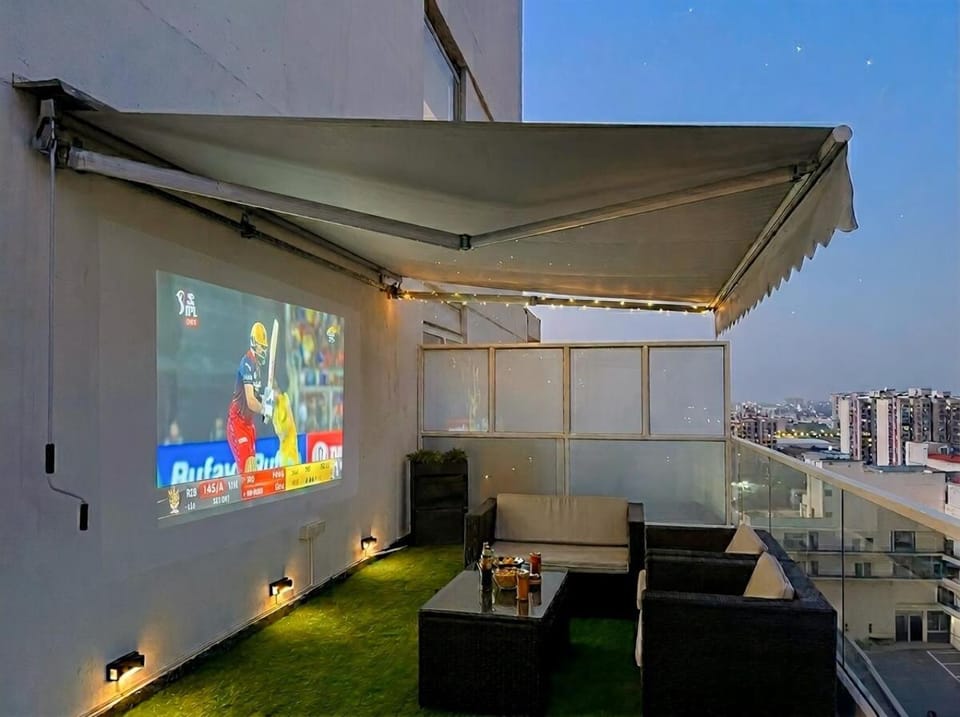 Mirage by Nestaura Living - Bathtub, Private Cinema, Skyline, 2 Balconies, Near Yashobhoomi & Airport Apartment in Gurugram
