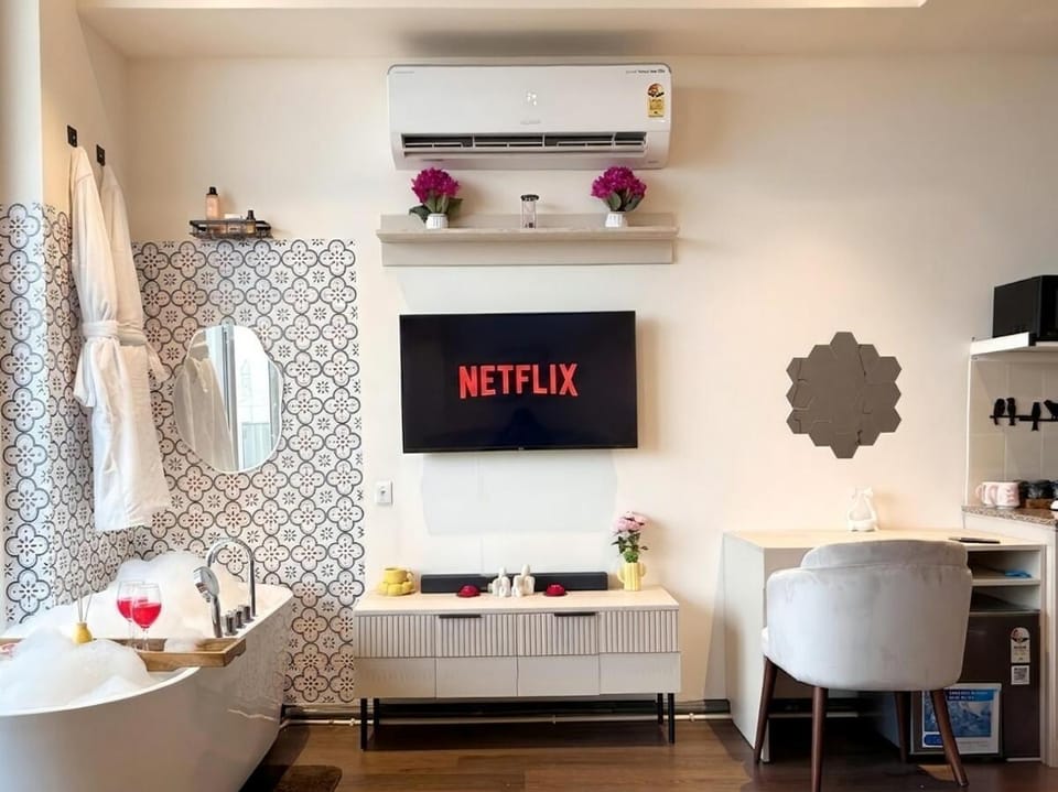 Mirage by Nestaura Living - Bathtub, Private Cinema, Skyline, 2 Balconies, Near Yashobhoomi & Airport Apartment in Gurugram