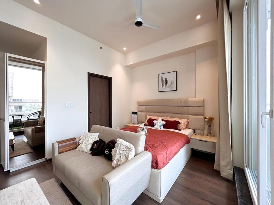 Mirage by Nestaura Living - Bathtub, Private Cinema, Skyline, 2 Balconies, Near Yashobhoomi & Airport Apartment in Gurugram