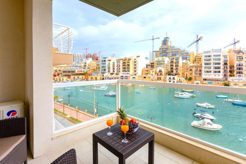 Property building, Patio, Day, Natural landscape, View (from property/room), Balcony/Terrace, Food and drinks, Food, City view