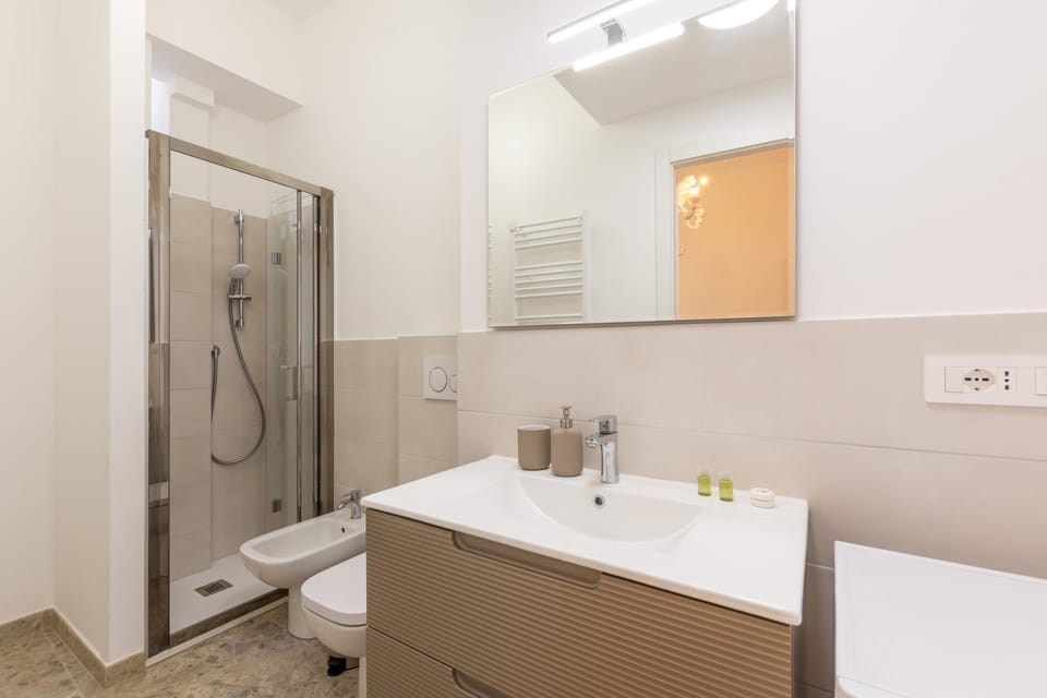 Shower, Toilet, Bathroom, towels