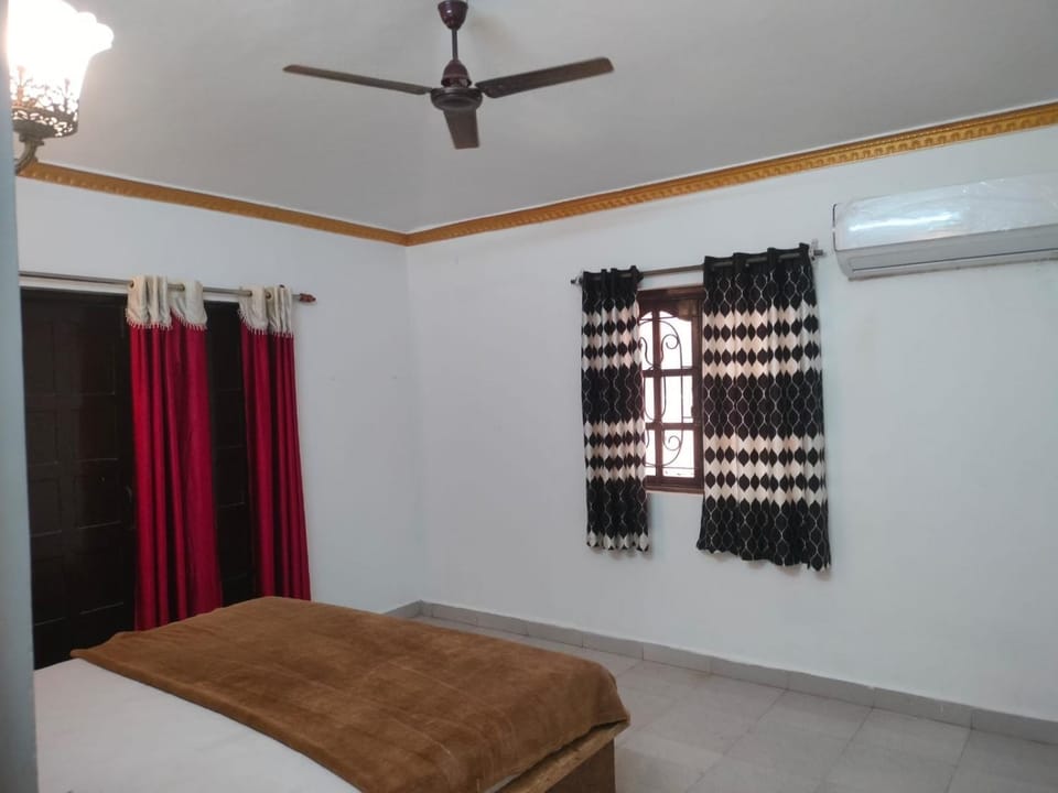 Bed, Photo of the whole room, Bedroom, air conditioner