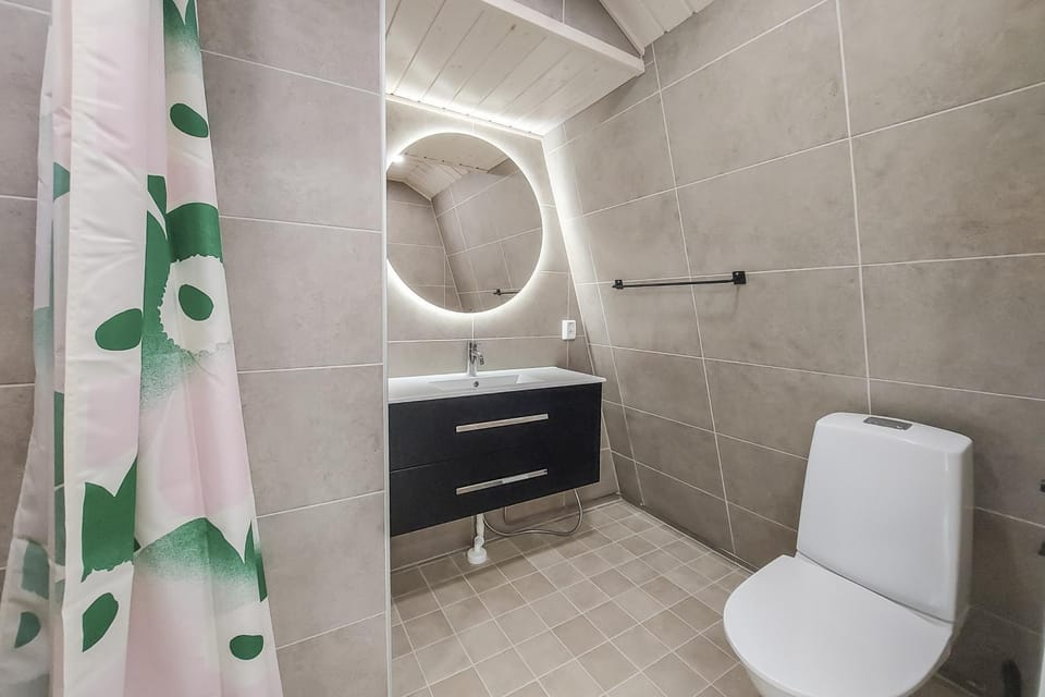 Shower, Toilet