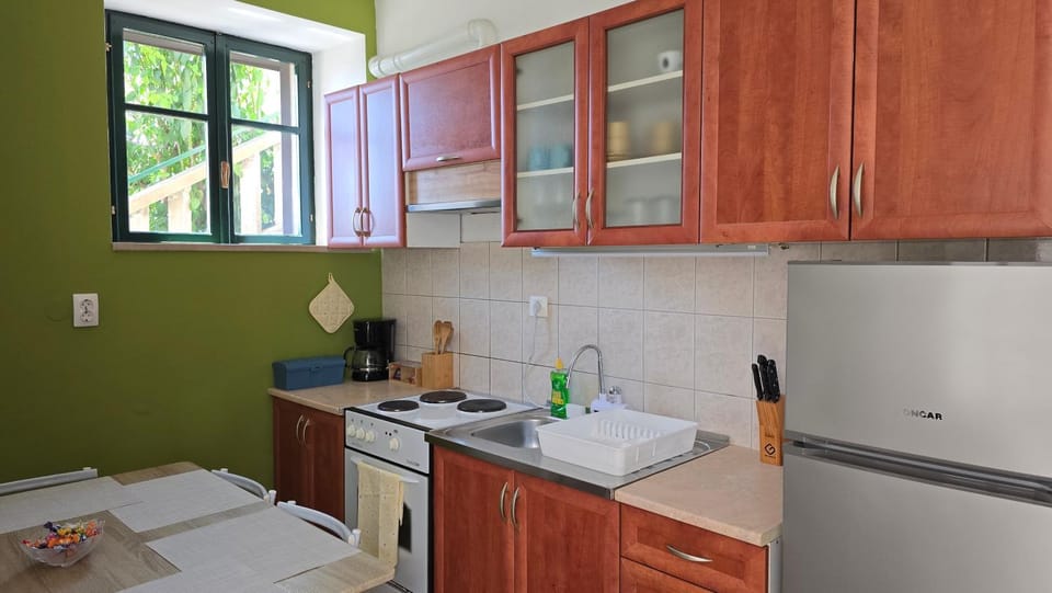 Coffee/tea facilities, Kitchen or kitchenette, stove