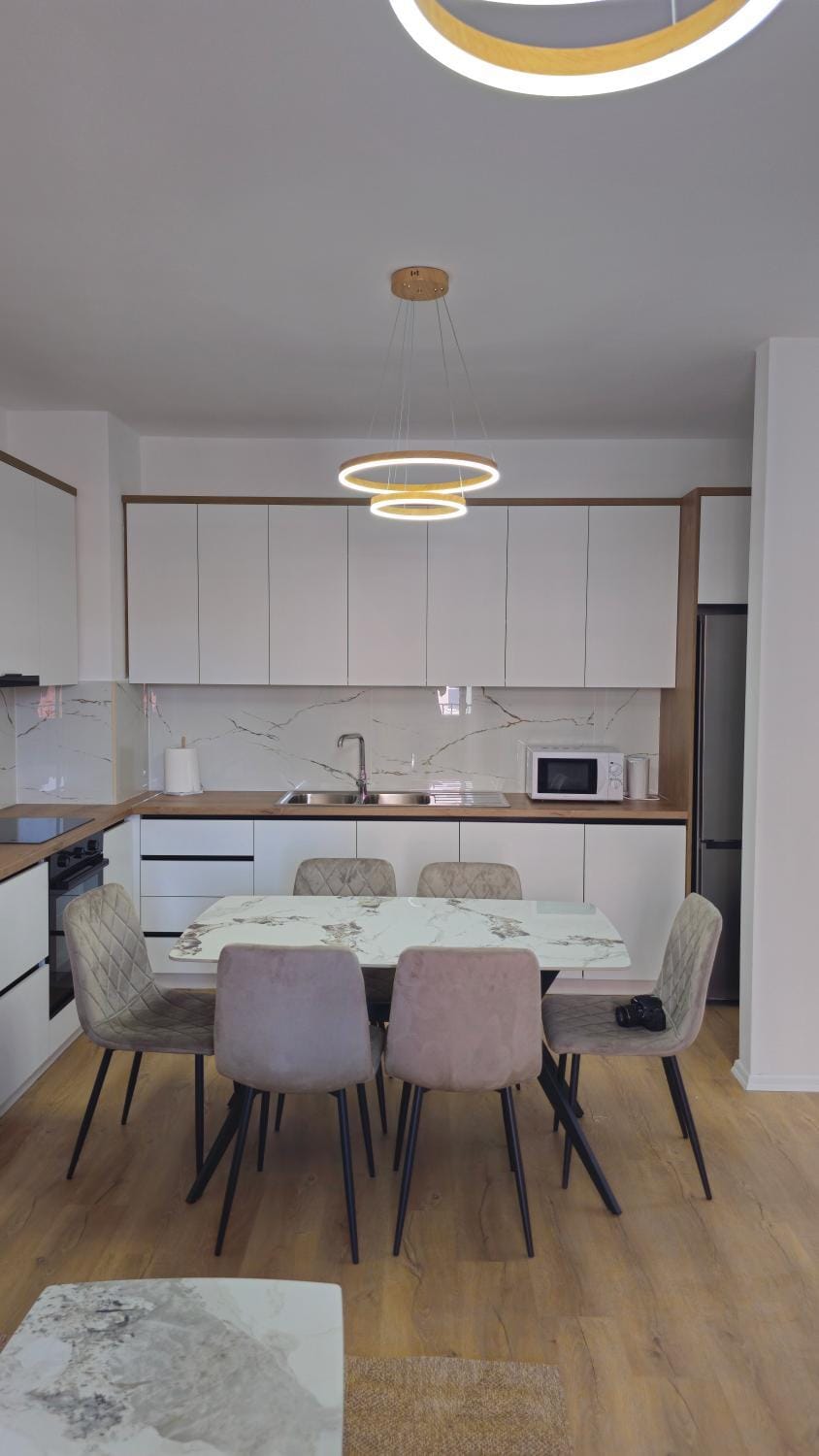 Kitchen or kitchenette, Dining area