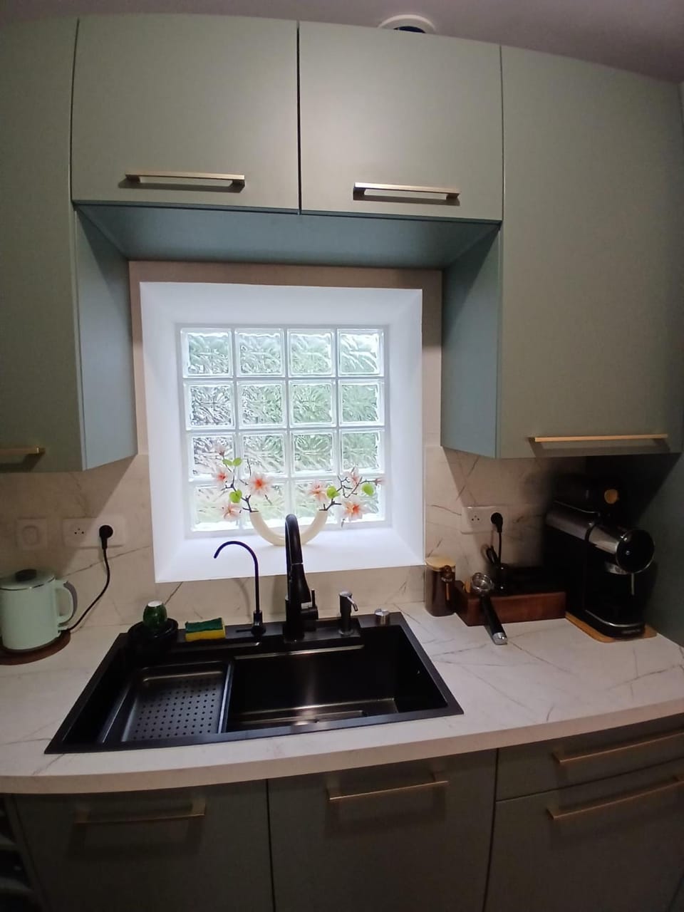 Kitchen or kitchenette, Internal: Not applicable to any particular room