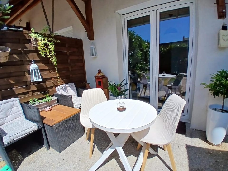 Property building, Patio, Day, View (from property/room), Balcony/Terrace, Seating area, Dining area