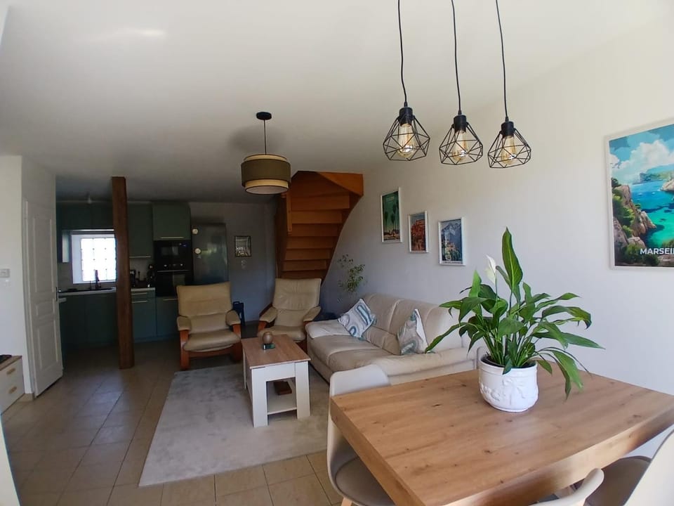 Kitchen or kitchenette, Seating area, Dining area