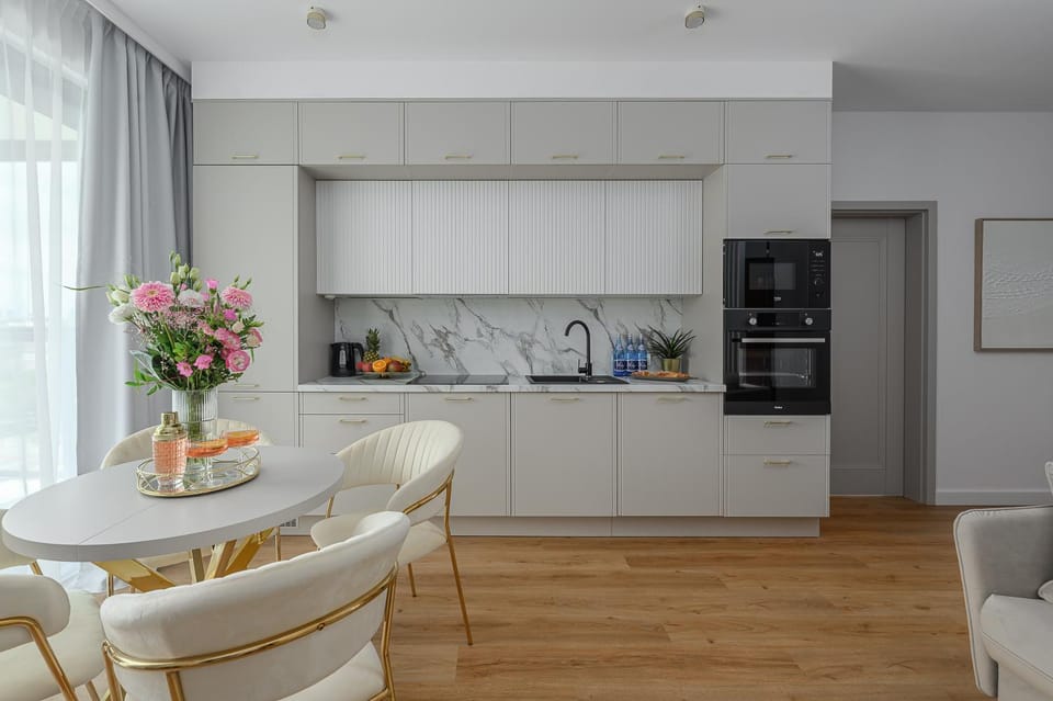 Coffee/tea facilities, Kitchen or kitchenette, Dining area, oven, stove