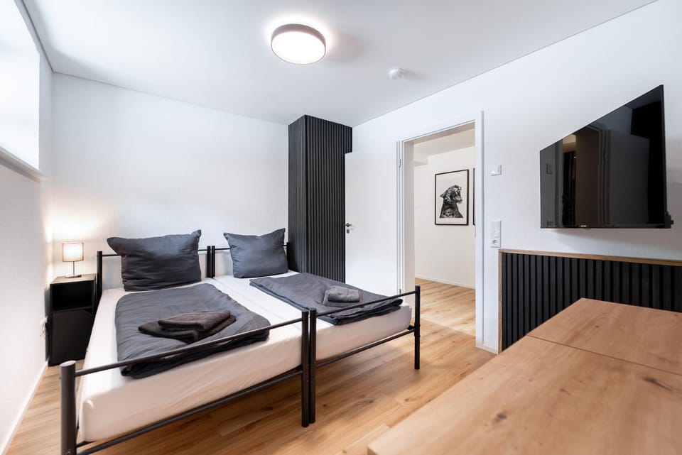 Bed, TV and multimedia, Bedroom