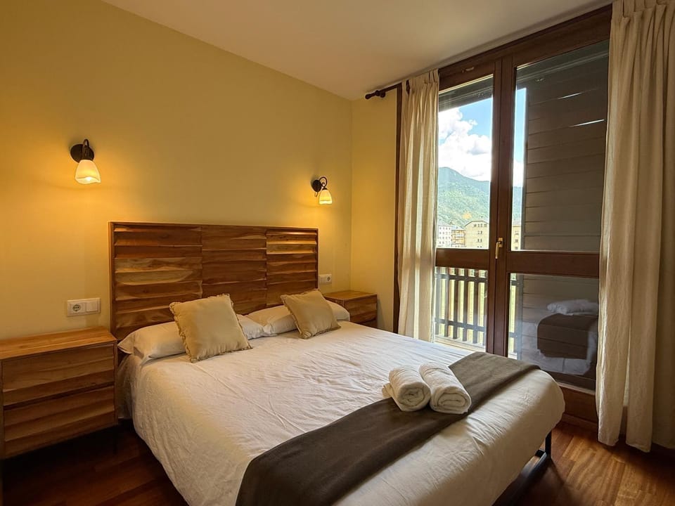 Bed, towels