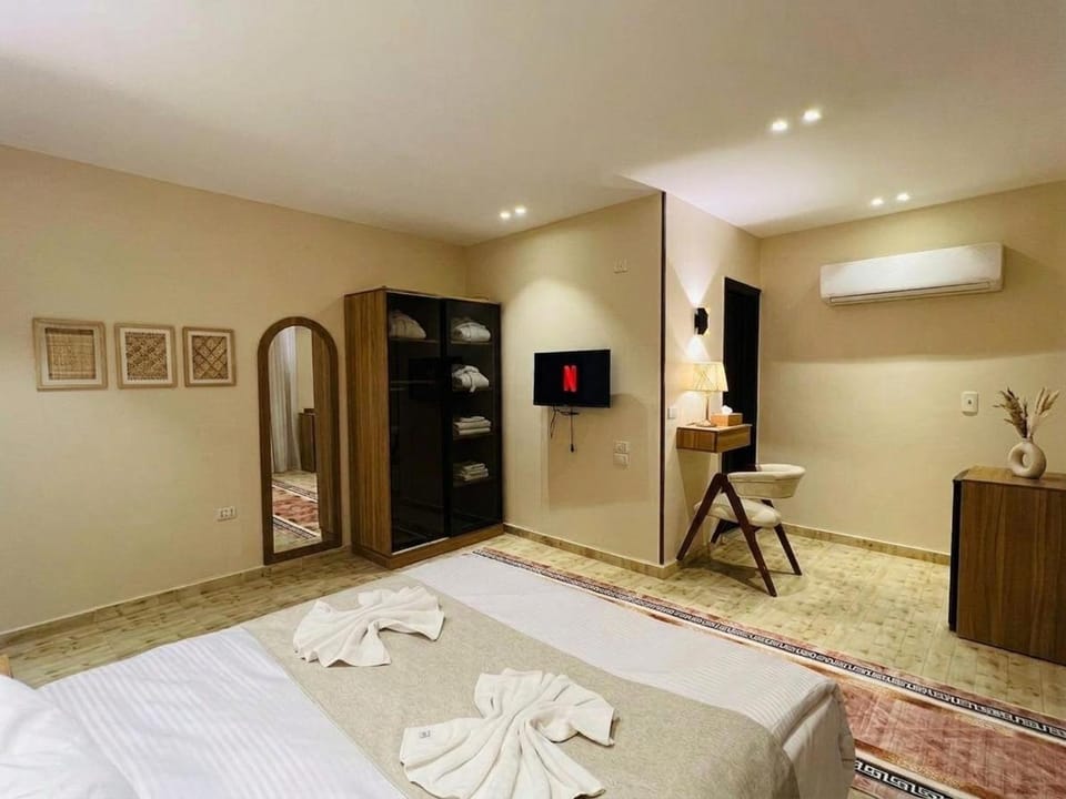 Bed, TV and multimedia, Photo of the whole room, Bedroom, towels, wardrobe, air conditioner