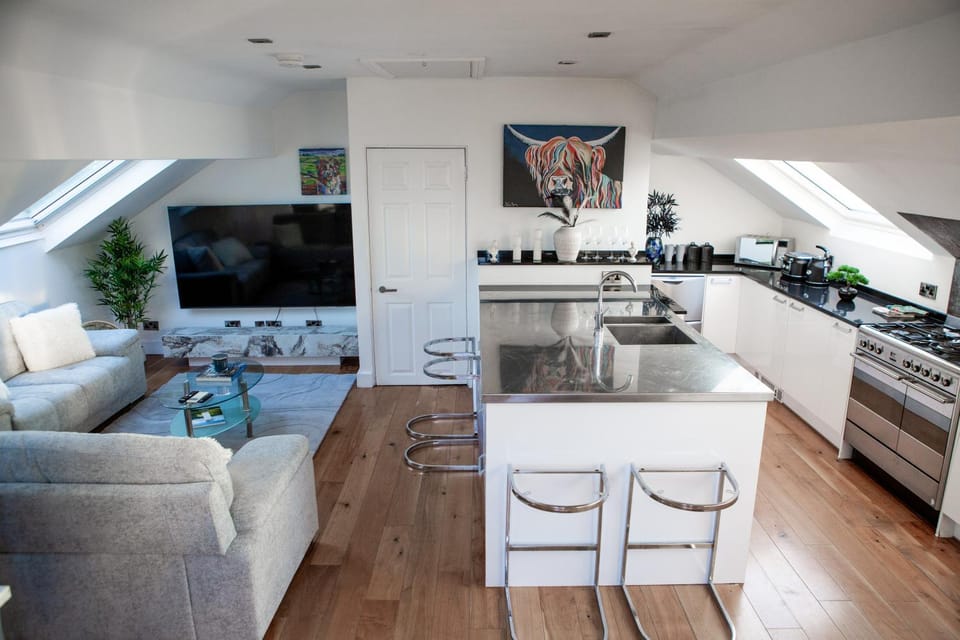 TV and multimedia, Kitchen or kitchenette, Living room, Seating area, Dining area, microwave, oven, stove