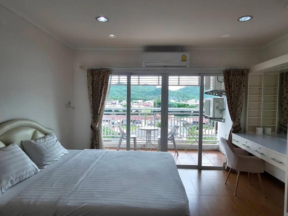 Bed, Balcony/Terrace, Bedroom