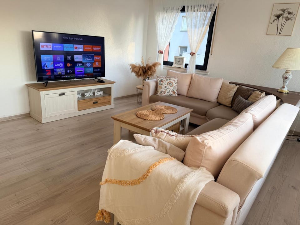Communal lounge/ TV room, TV and multimedia, Living room, Seating area, Evening entertainment