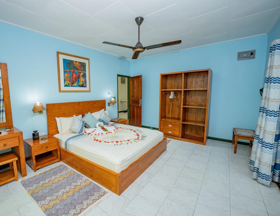 Bed, Decorative detail, Bedroom, wardrobe