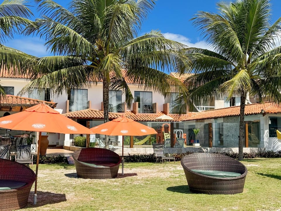 Restaurant/places to eat, Day, Garden, Seating area, sunbed