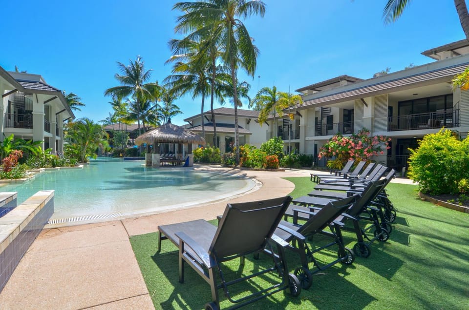 Property building, Day, Garden, Pool view, Swimming pool, sunbed