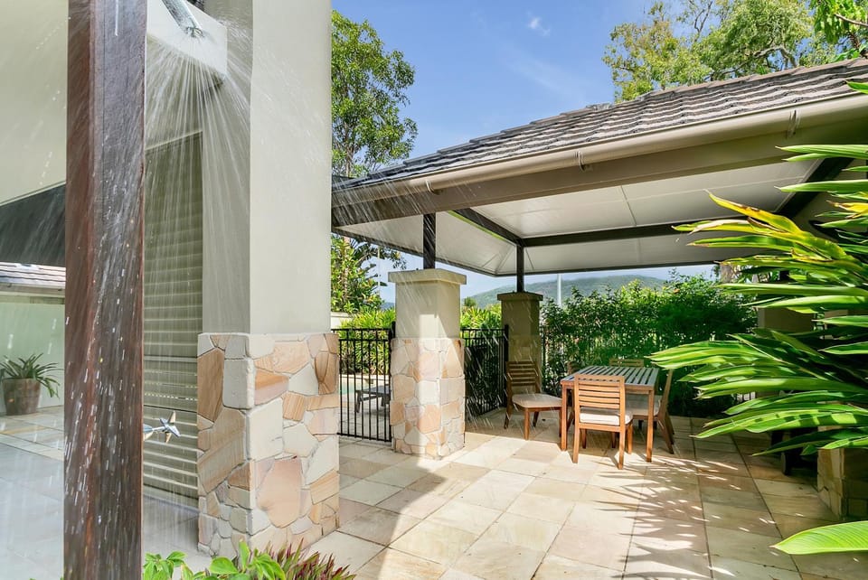 Property building, Patio, Day, Garden, Garden view