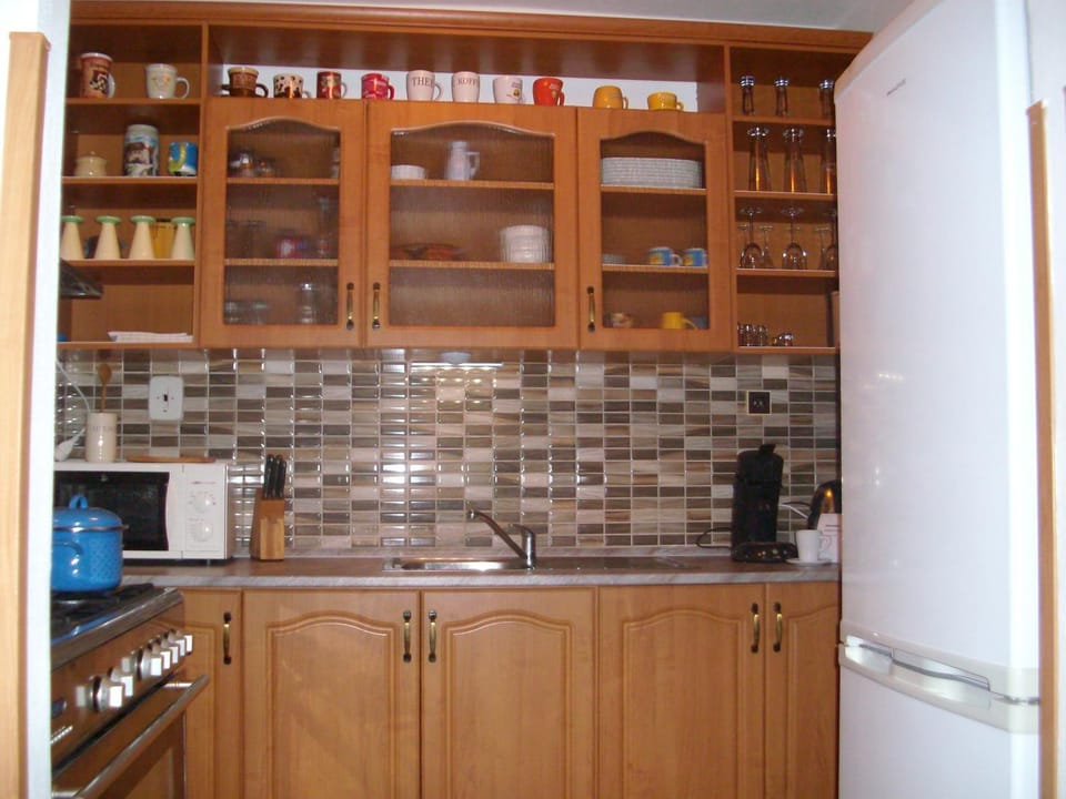Coffee/tea facilities, Kitchen or kitchenette, stove