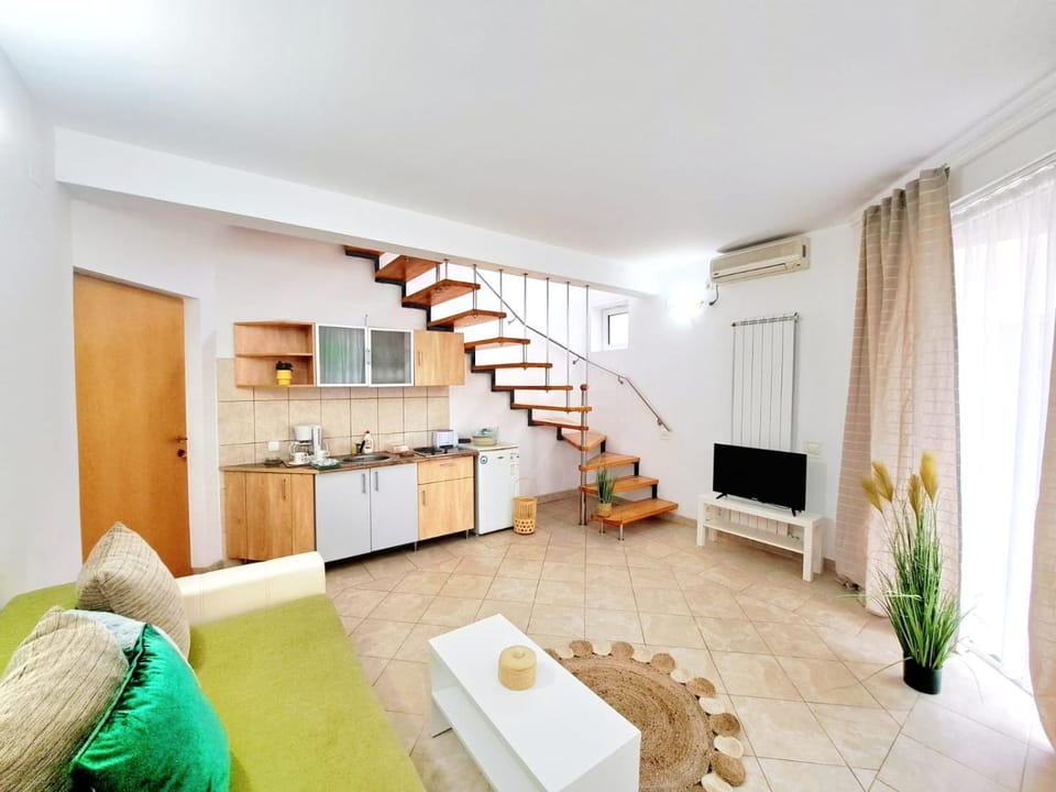 Kitchen or kitchenette, Living room