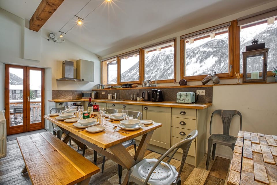 Kitchen or kitchenette, Dining area