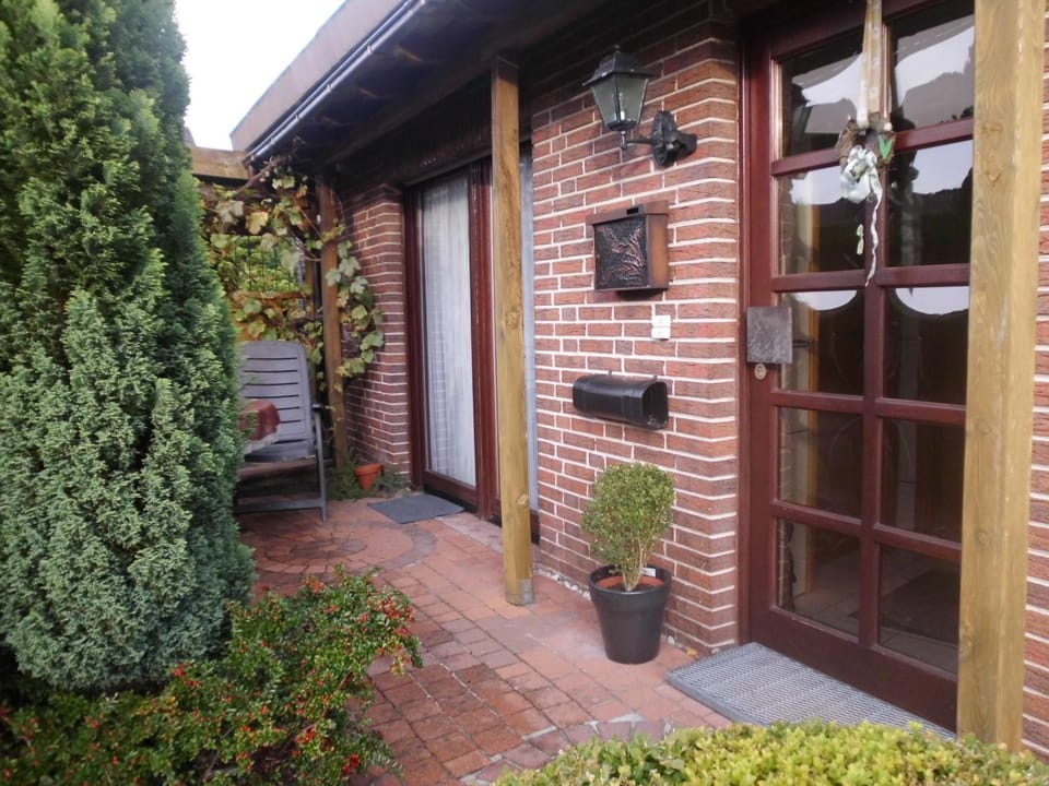 Facade/entrance, View (from property/room)