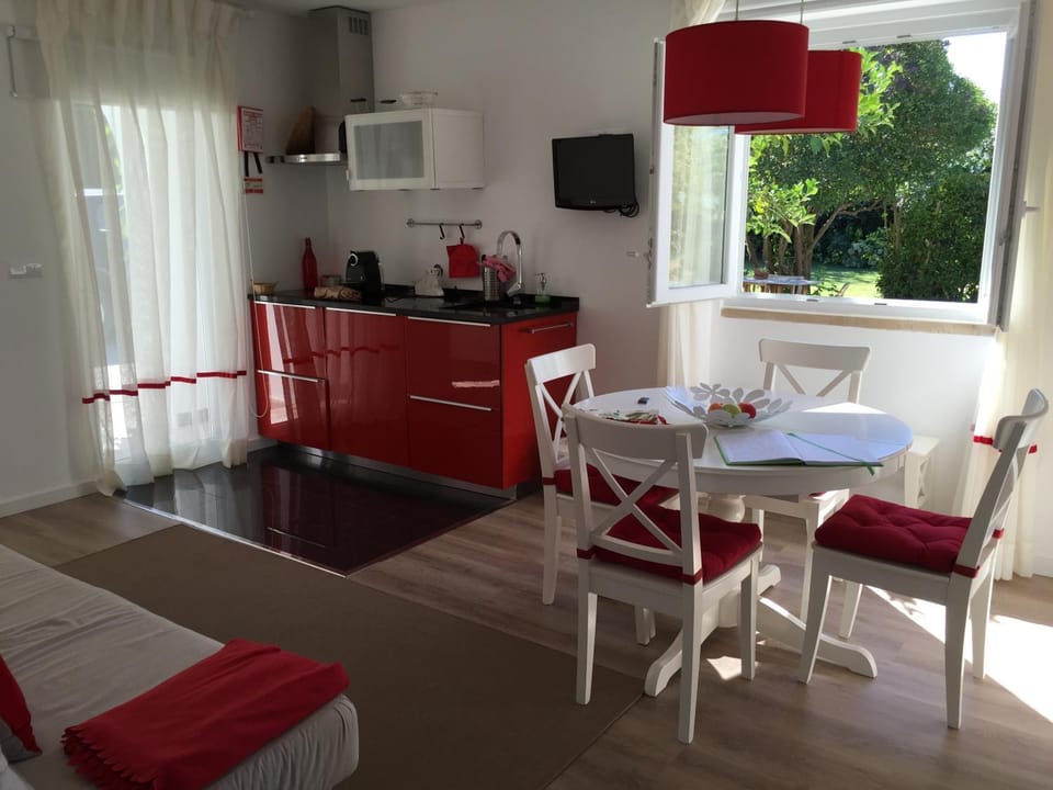 Communal lounge/ TV room, Summer, TV and multimedia, Communal kitchen, Garden view