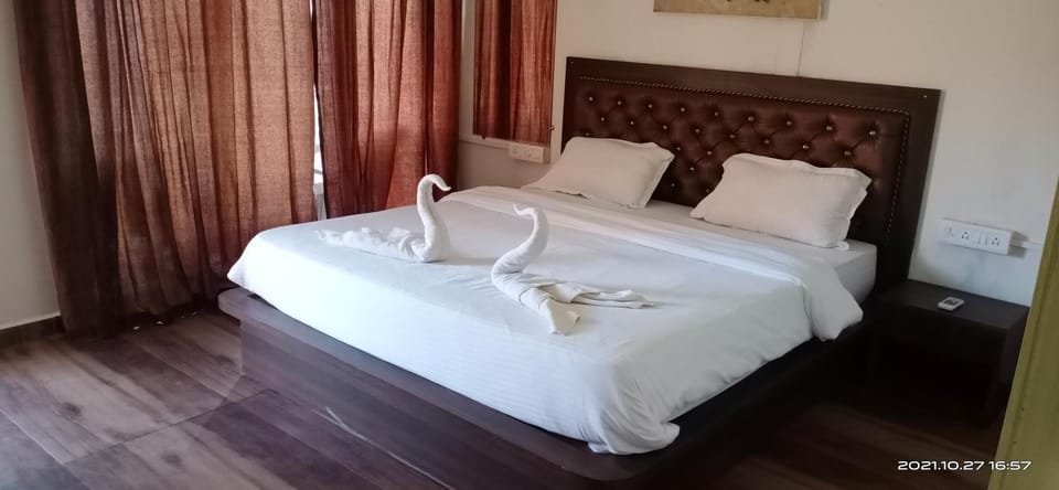 Sunset & Waves Resort, Mandrem Beach Resort in Mandrem