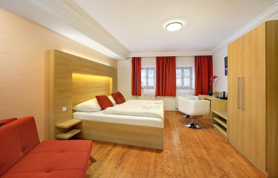 Bed, Photo of the whole room, Seating area, Bedroom, wardrobe