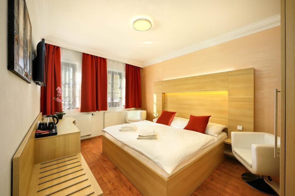 Bed, TV and multimedia, Photo of the whole room, Bedroom, towels
