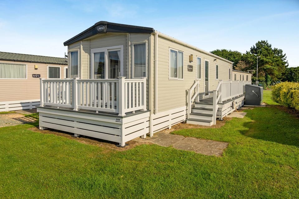 Sandy Dog Stylish 2 Bedroom Holiday Lodge Shorefield Country Park Chalet in New Forest District
