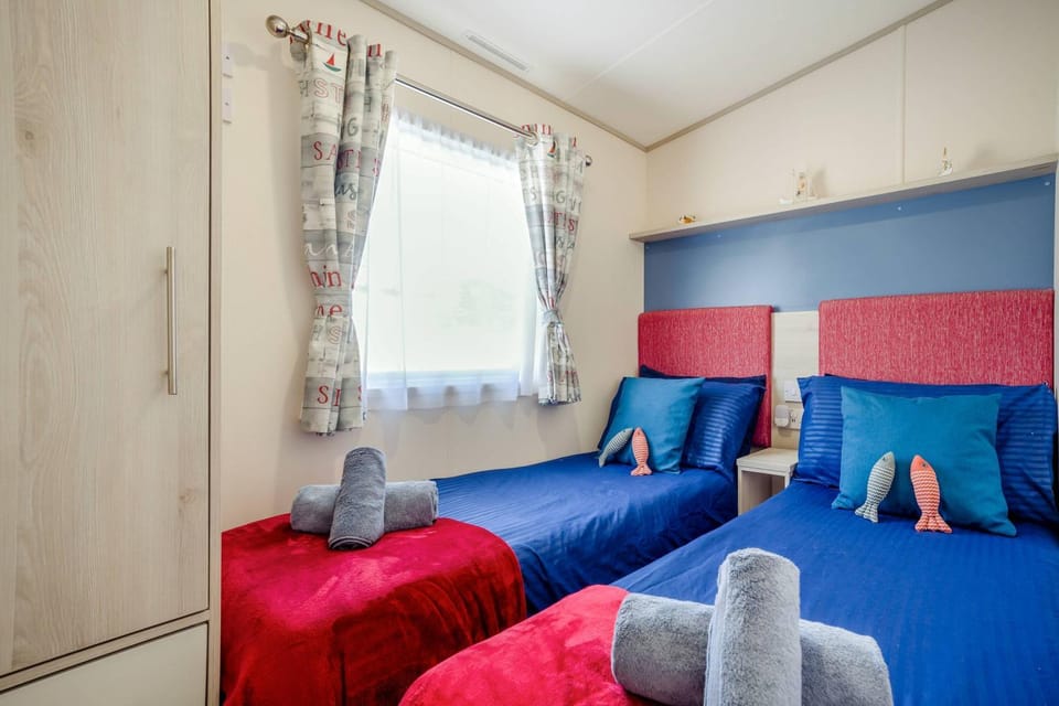 Sandy Dog Stylish 2 Bedroom Holiday Lodge Shorefield Country Park Chalet in New Forest District