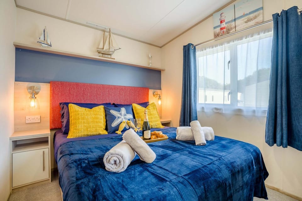 Sandy Dog Stylish 2 Bedroom Holiday Lodge Shorefield Country Park Chalet in New Forest District