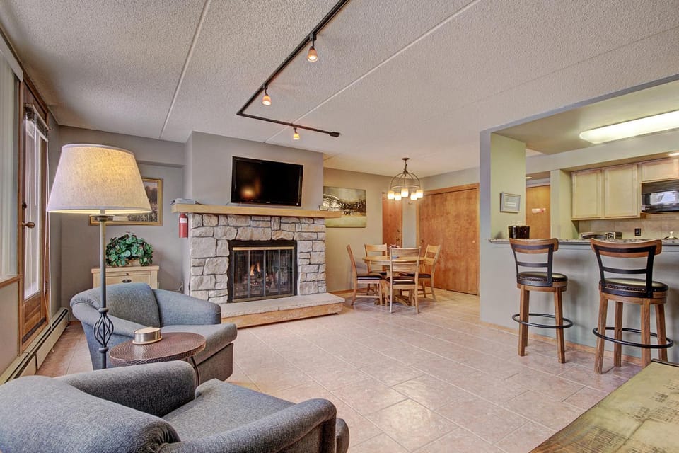 VS367 Village Square Pet Friendly 1BR 1BA Apartment in Summit County