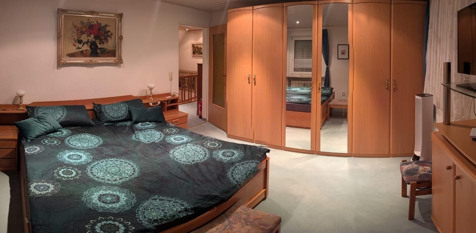 Bed, TV and multimedia, Photo of the whole room, Bedroom, wardrobe