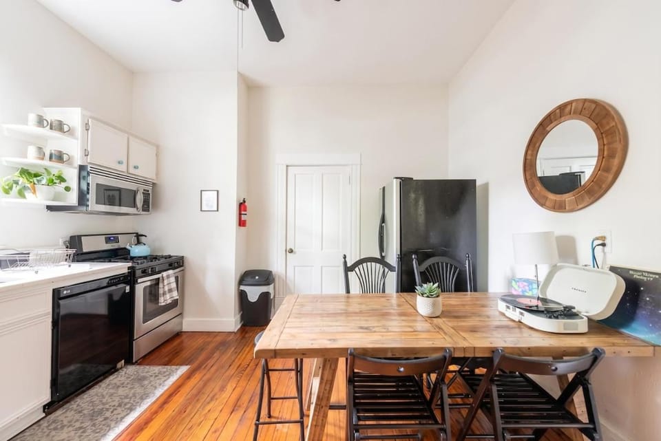 2 Home Austin Compound, Hot Tub, Cowboy Pool House in Austin