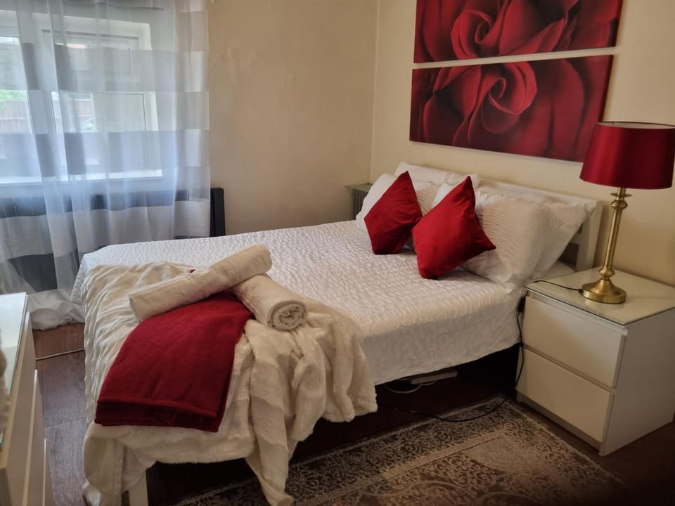 Ground Floor Flat Free Parking near Tube Station Apartment in Edgware