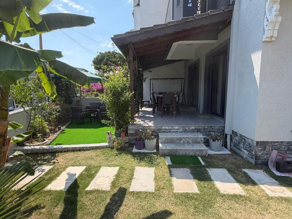 Patio, Garden, Seating area, Dining area, Garden view