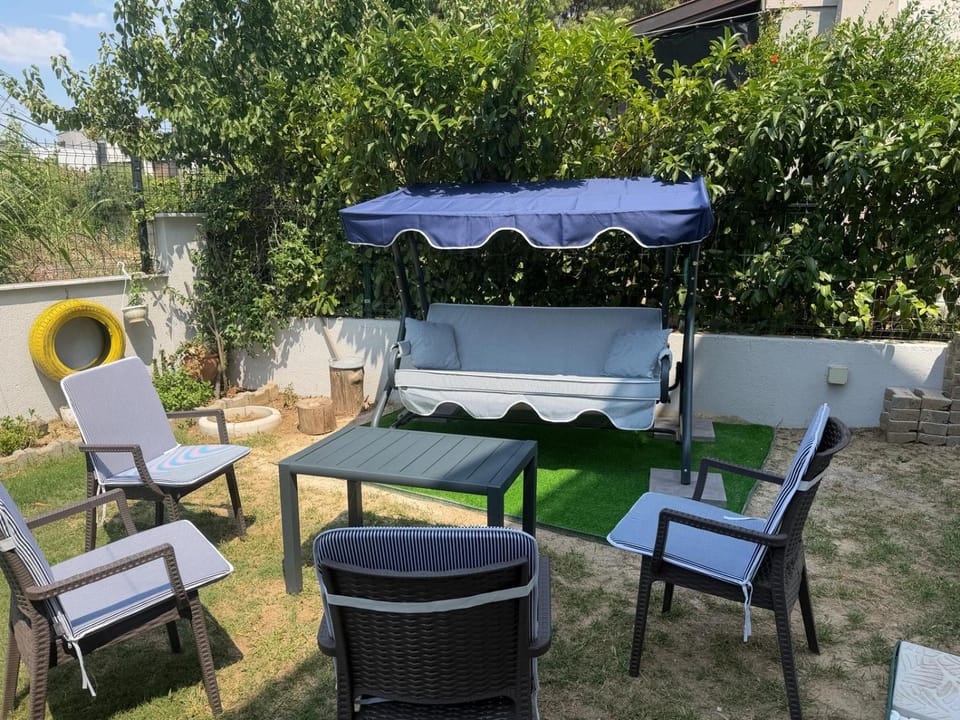 Day, Garden, Seating area, Garden view, sunbed