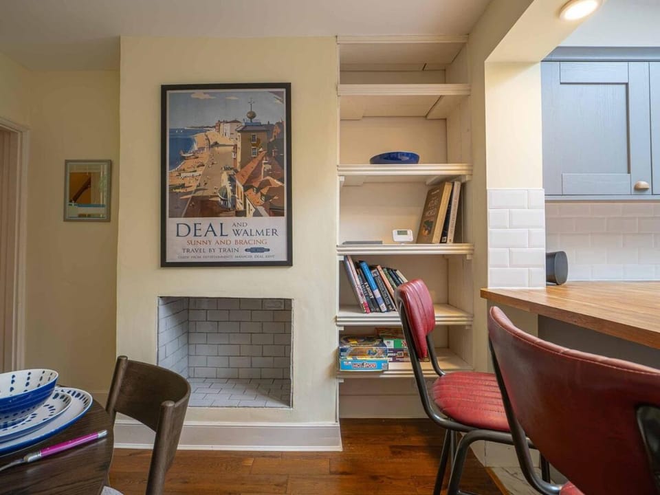 Ursulas Hideaway in Deal - Driveway Parking, Secure Garden, Pets Welcome House in Dover District