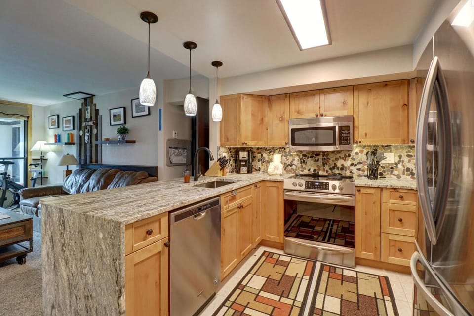 MP615 Mountain Plaza Center Village Condo 2BR 3BA Hot Tub Apartment in Summit County