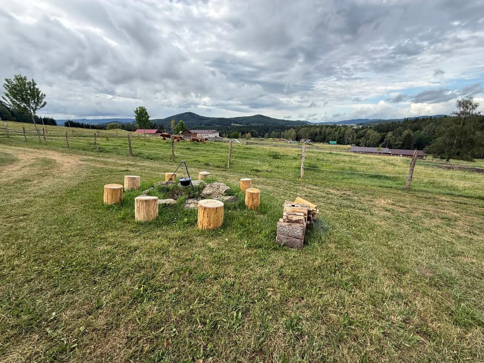 Netradiční ubytování v maringotce mezi pastvinami Luxury tent in South Bohemian Region